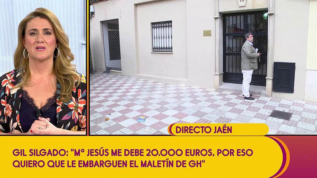 Gil Silgado, en la puerta de la casa de María Jesús Ruiz