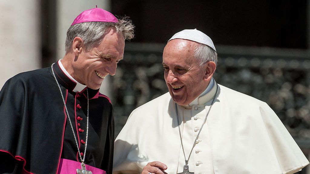 Extrañeza en Roma por la ausencia pública del 'guapo del Vaticano' y mano derecha de Ratzinger Extrañeza en Roma por la ausencia pública del 'guapo del Vaticano' y mano derecha de Ratzinger