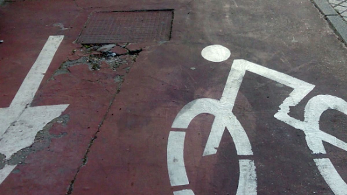 El Ayuntamiento de Córdoba tendrá que pagar 9.500 euros a una ciclista que sufrió un accidente en el carril bici