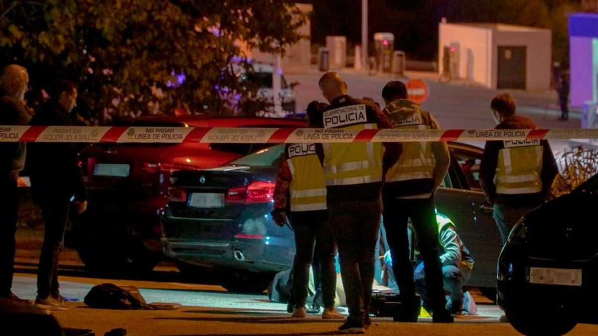 El profesor que recicló la alfombra roja de los Goya lamenta el tiroteo en el barrio malagueño de La Palmilla: "Hay que cambiar esto" El profesor que recicló la alfombra roja de los Goya lamenta el tiroteo en el barrio malagueño de La Palmilla: "Hay que cambiar esto"