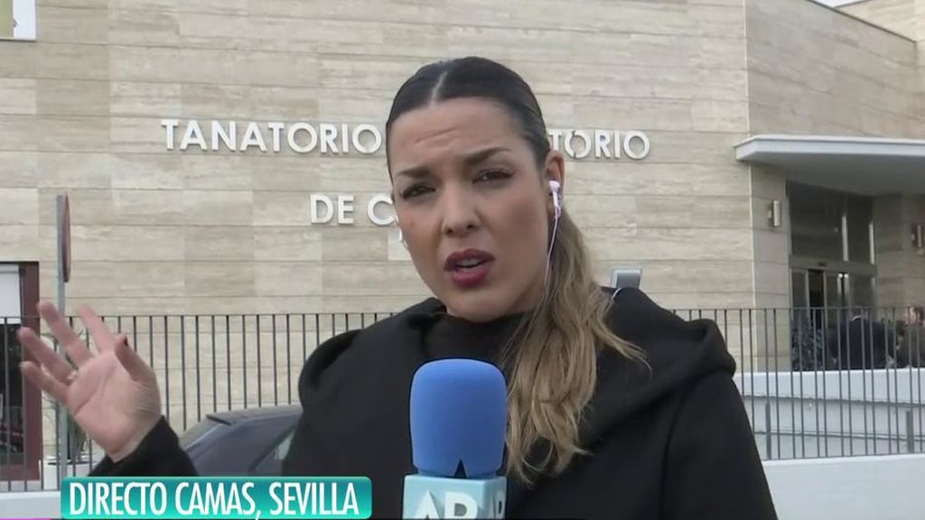 Adriana Dorronsoro en el tanatorio donde se encuentra la madre de Irene Rosales