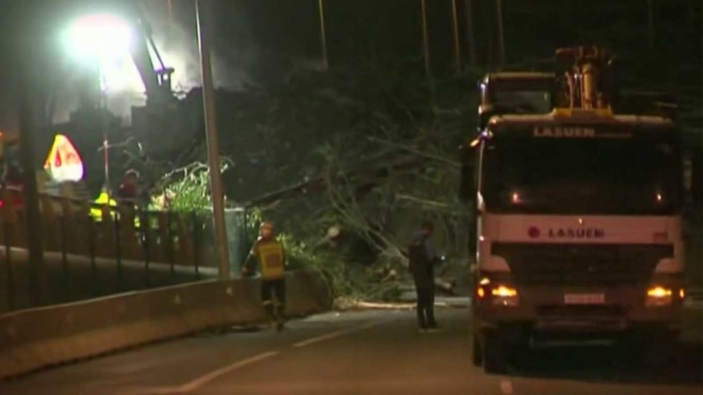 Buscan a dos personas sepultadas bajo los escombros