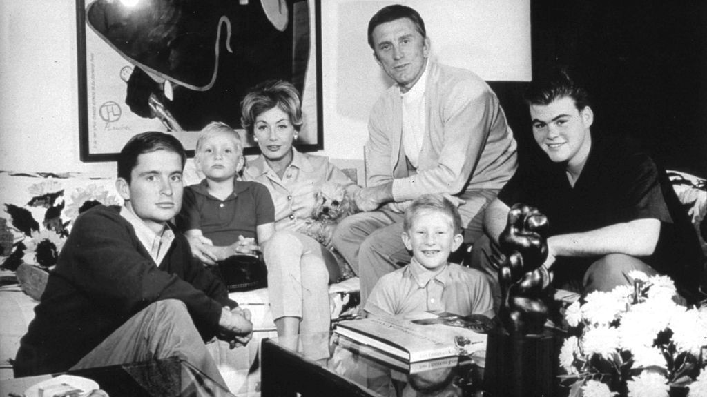 Kirk Douglas junto a toda su familia en 1961