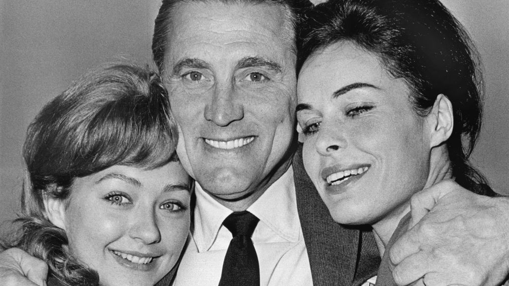 Kirk Douglas, el galán que nació para ser tentado: desde la maestra que le desvirgó hasta un amor que pasó a ser eterno