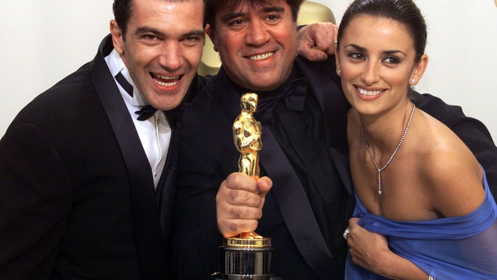Penélope Cruz, Antonio Banderas y Pedro Almodóvar, en los Oscars de 2000