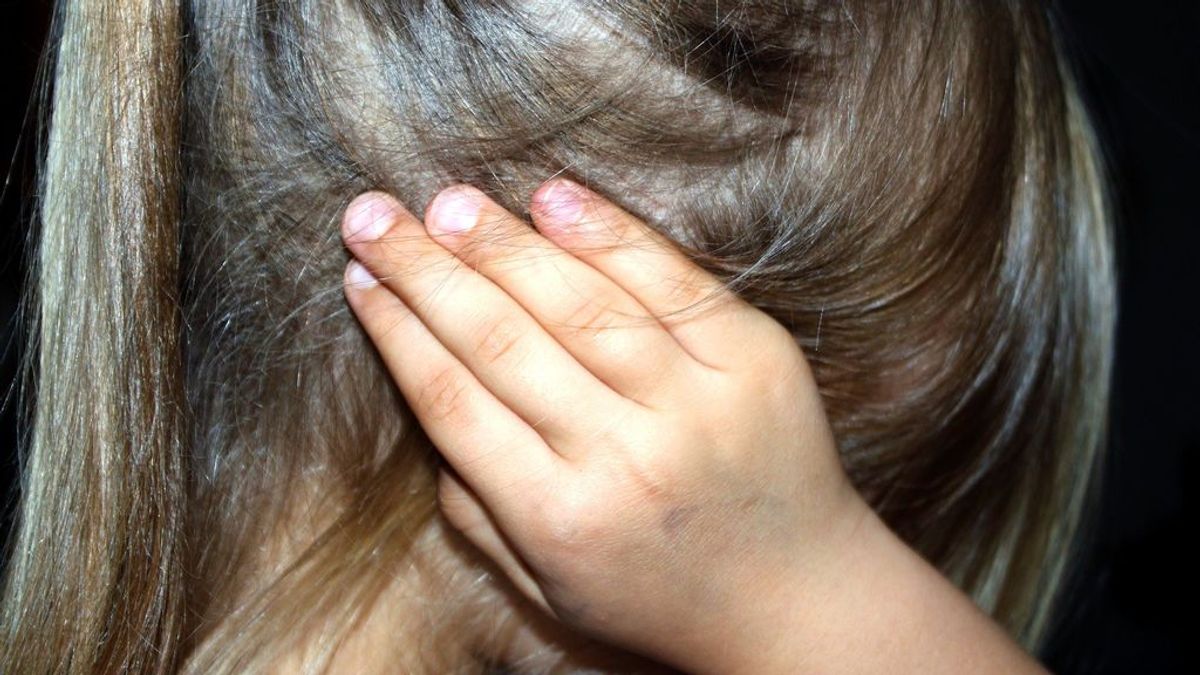 Detenida por abandono infantil: su hija de 5 años tenía una herida putrefacta con gusanos en la cabeza