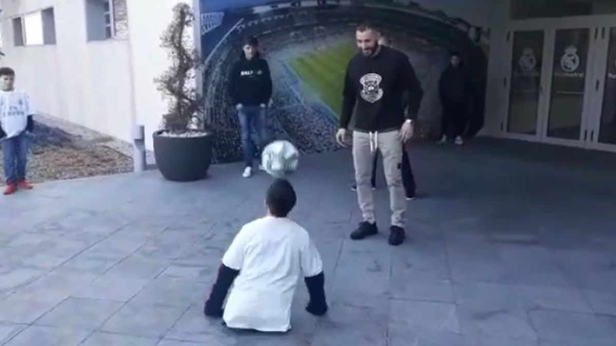 El gesto de Karim Benzema con un niño sin piernas: toques y malabares con el balón