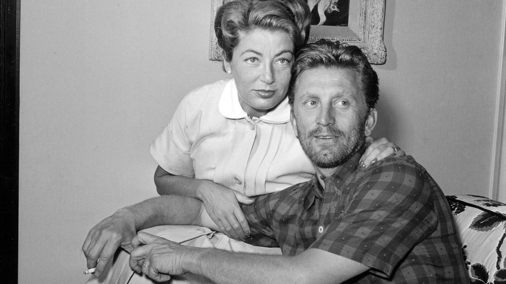 Kirk Douglas y su segunda mujer, Anne Buydens, en 1954