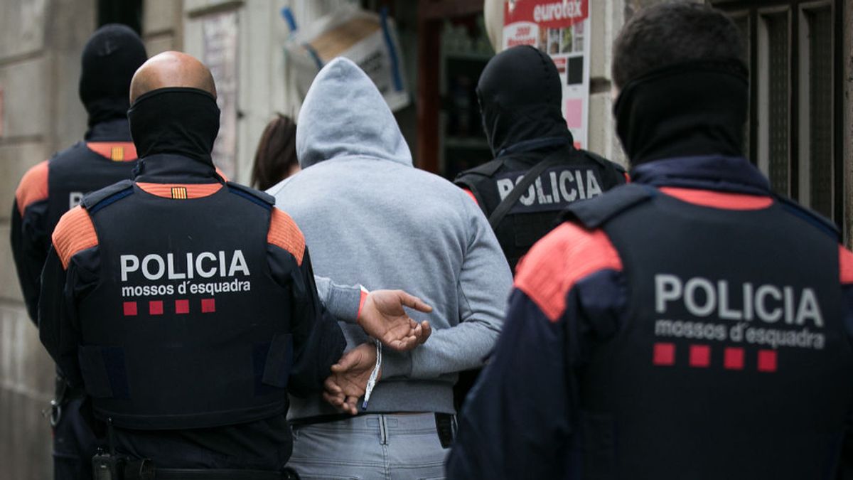 El sospechoso de intentar quemar vivo a un hombre en Barcelona, entre los 12 detenidos en la operación contra los narcopisos El sospechoso de intentar quemar vivo a un hombre en Barcelona, entre los 12 detenidos en la operación contra los narcopisos