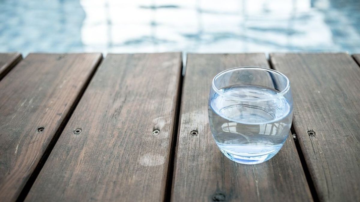 Mejorar la digestión y otros beneficios de beber agua caliente