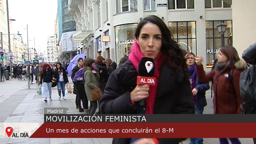 Miles de mujeres protagonizan una cadena feminista en Madrid