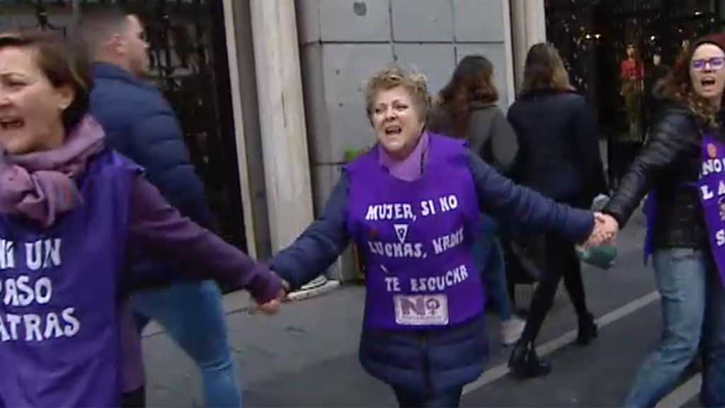 El mes de lucha feminista previo al 8M arranca con una cadena humana en Madrid