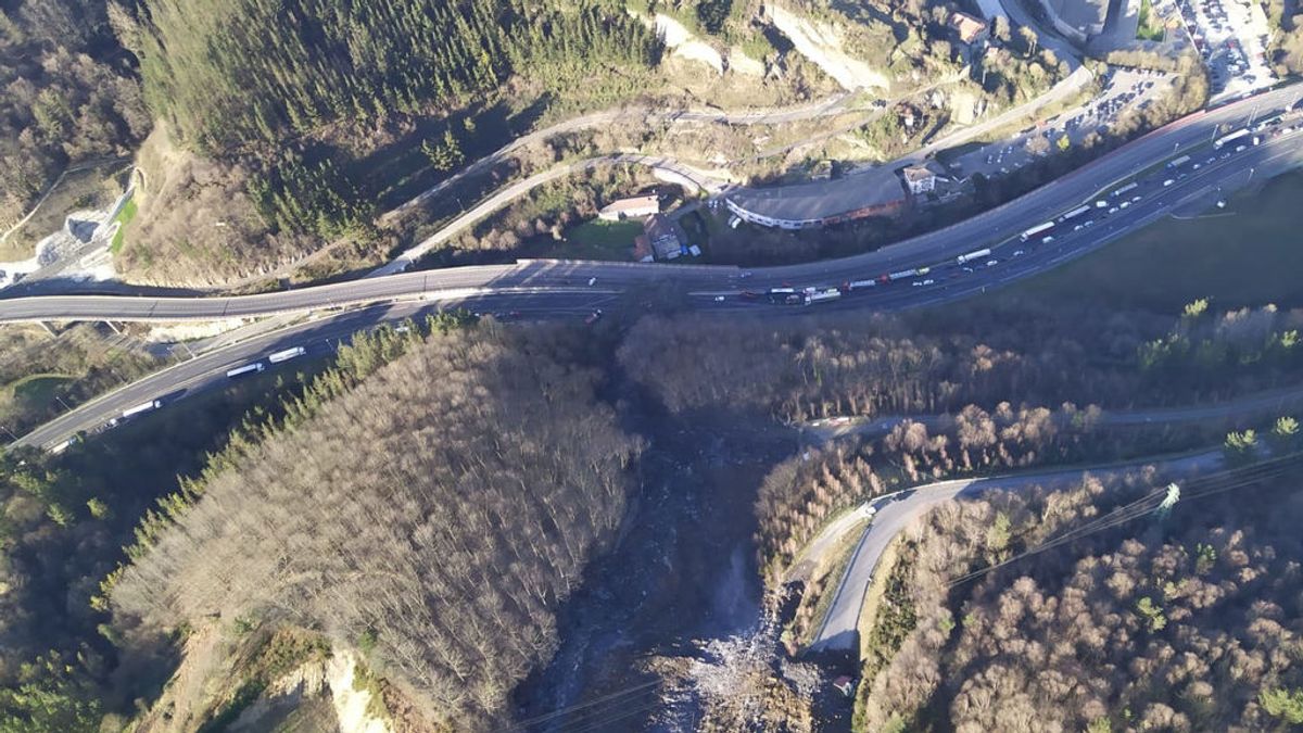 Se reanuda la búsqueda de los dos trabajadores desparecidos en el desprendimiento de la AP-8 en Vizcaya Se reanuda la búsqueda de los dos trabajadores desparecidos en el desprendimiento de la AP-8 en Vizcaya