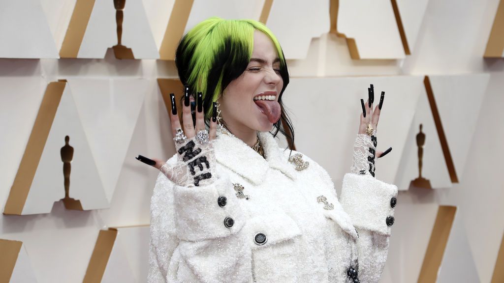 Billie Eilish posa en la alfombra roja de los Premios Óscar 2020