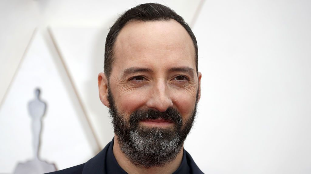 Tony Hale posa en la alfombra roja de los Premios Óscar 2020