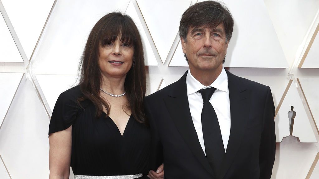 Thomas Newman y  Ann Marie Zirbesa posan en la alfombra roja de los Premios Óscar 2020