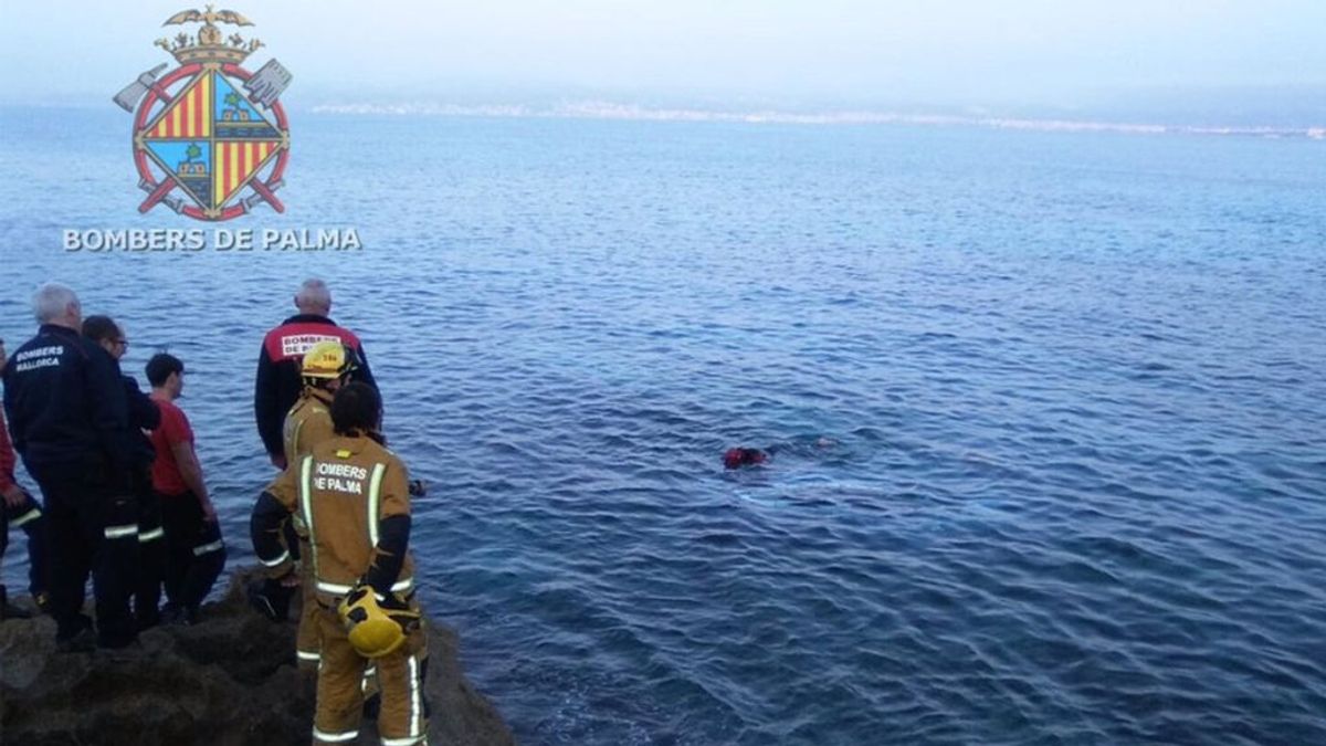 Unos jóvenes rescatan a un hombre del mar tras caer con su coche por un acantilado