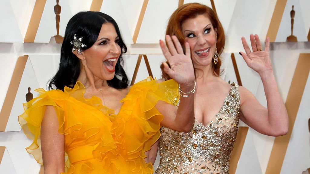 Kathrine Narducci y Stephanie Kurtzuba posan en la alfombra roja de los Premios Óscar 2020