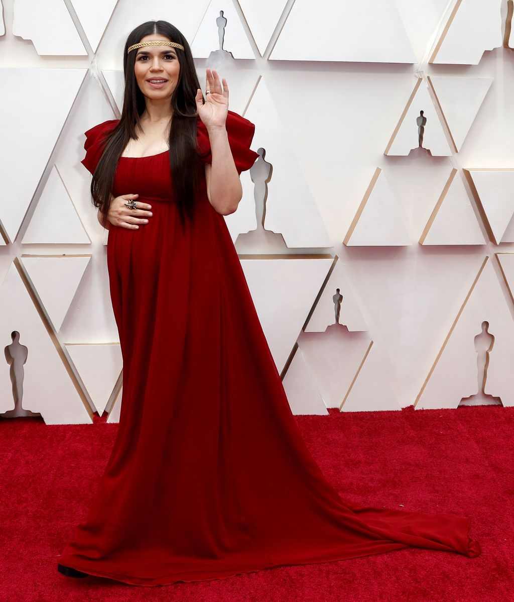 America Ferrera posa en la alfombra roja de los Premios Óscar 2020