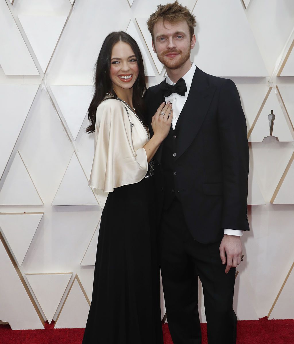 Finneas O'Connell y Claudia Sulewski posan en la alfombra roja de los Premios Óscar 2020