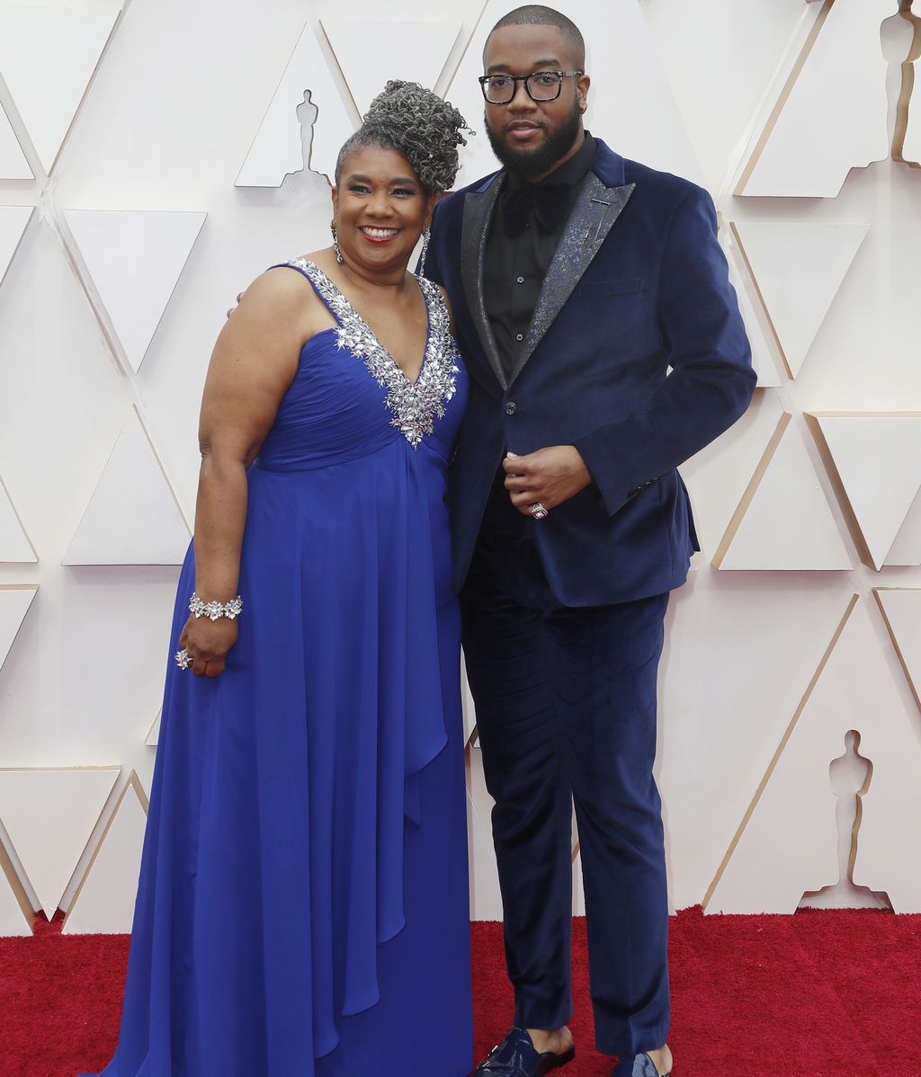 Matthew A. Cherry posa en la alfombra roja de los Premios Óscar 2020