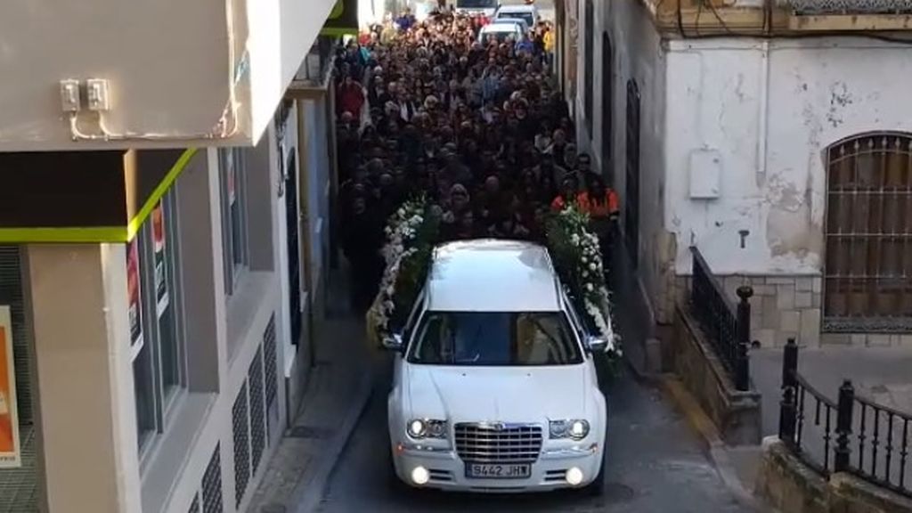 Illora despide con un último adiós multitudinario a su vecina Ana Illora despide con un último adiós multitudinario a su vecina Ana