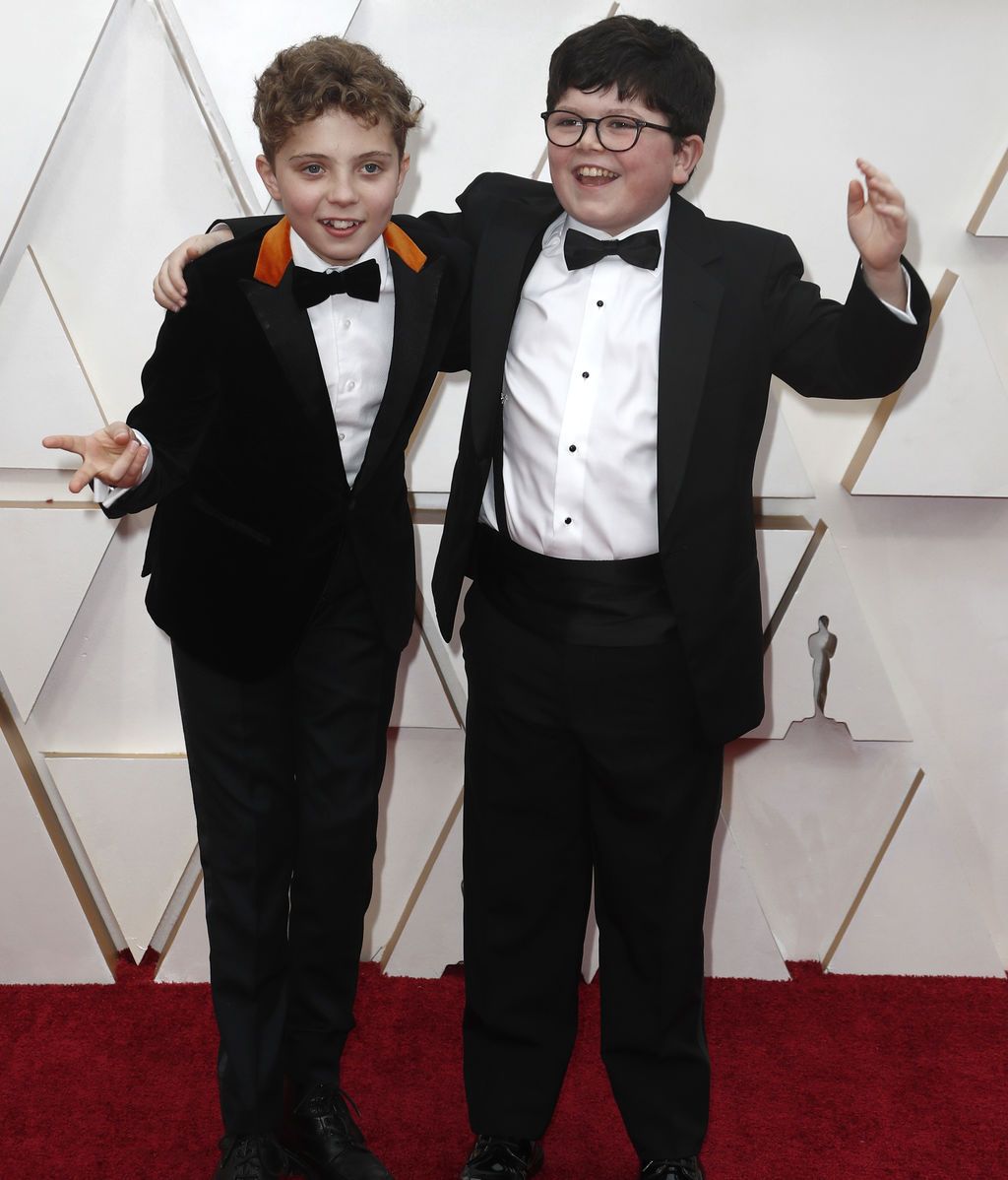 Roman Griffin Davis y Archie Yates posan en la alfombra roja de los Premios Óscar 2020