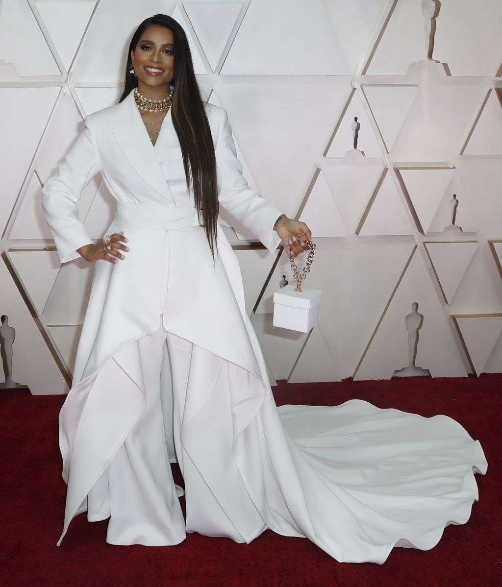 Lilly Singh posa en la alfombra roja de los Premios Óscar 2020