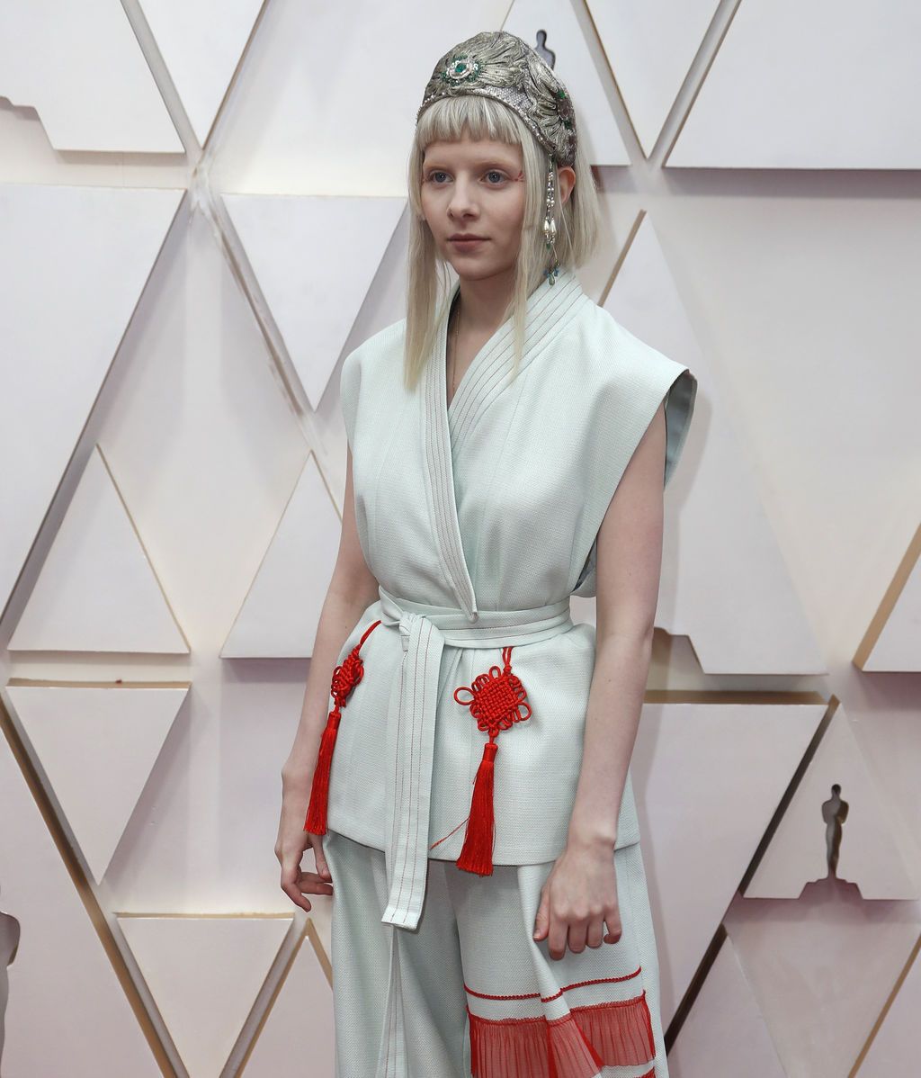 Aurora posa en la alfombra roja de los Premios Óscar 2020