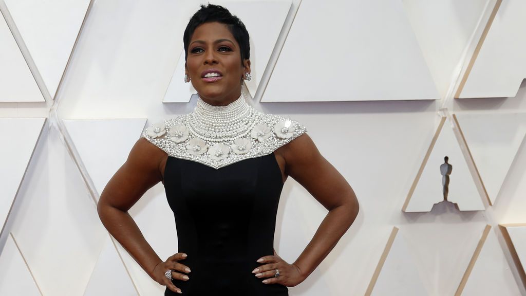 Tamron Hall  posa en la alfombra roja de los Premios Óscar 2020