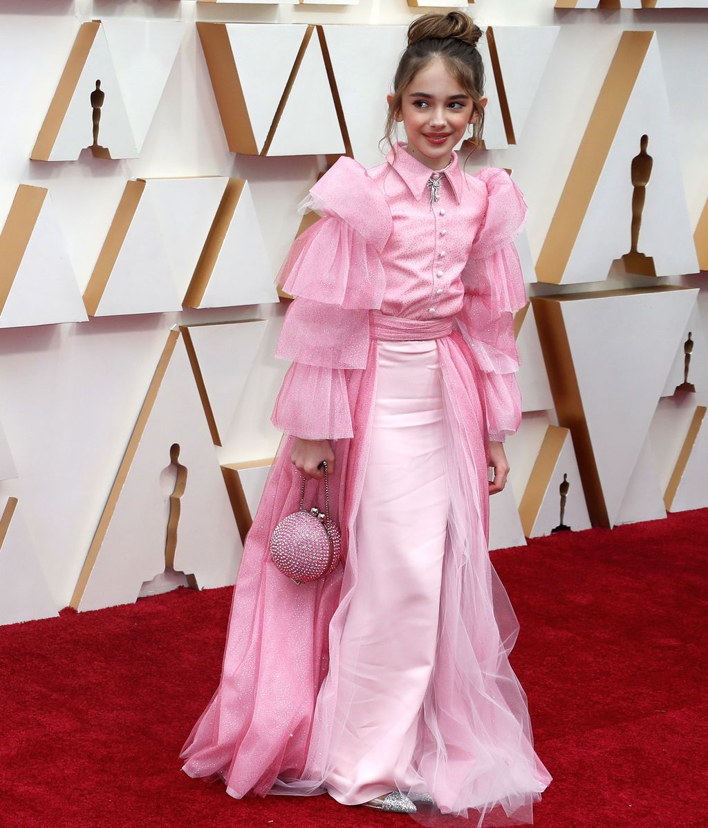 Julia Butters posa en la alfombra roja de los Premios Óscar 2020