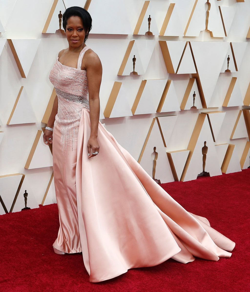 Regina King posa en la alfombra roja de los Premios Óscar 2020