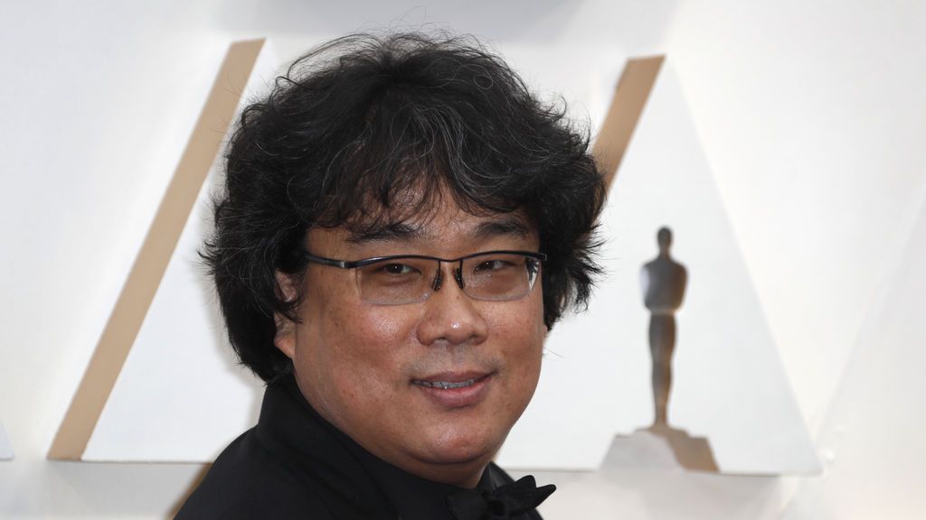 Bong Joon-ho posa en la alfombra roja de los Premios Óscar 2020