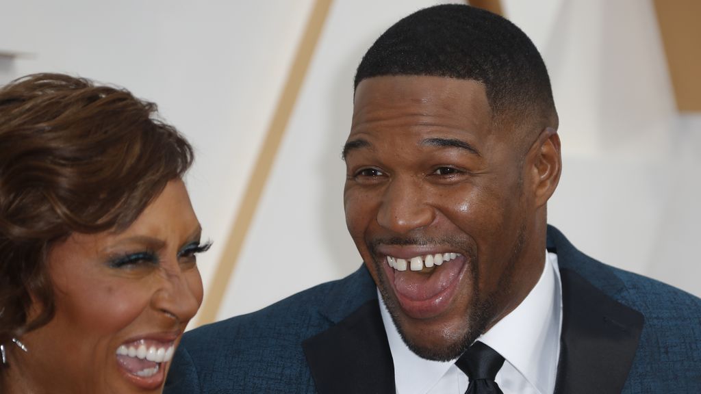Robin Roberts y Michael Anthony Strahan posan en la alfombra roja de los Premios Óscar 2020