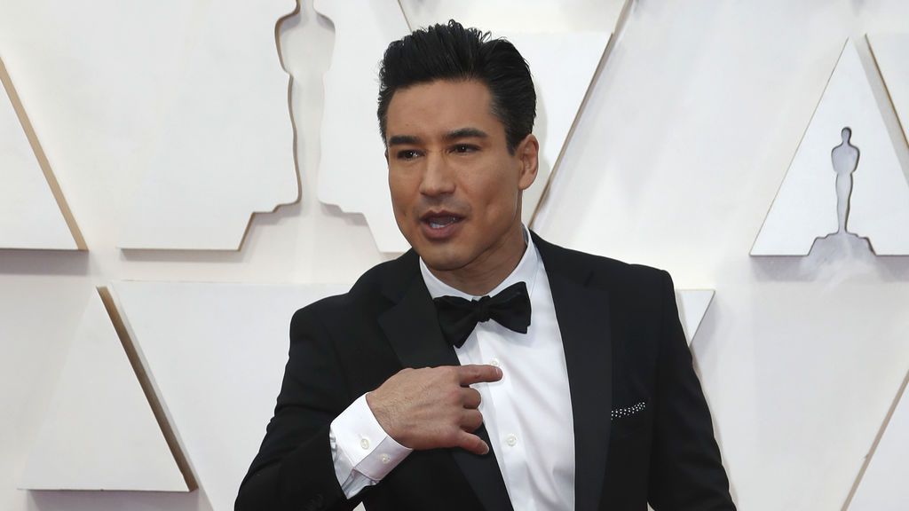 Mario Lopez posa en la alfombra roja de los Premios Óscar 2020