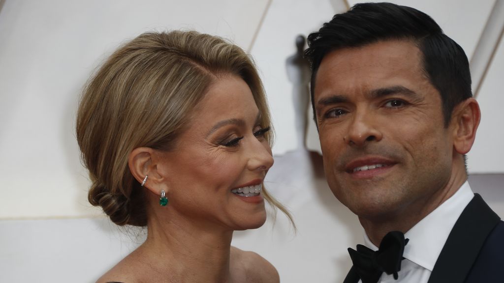 Kelly Ripa y su marido Mark Consuelos posan en la alfombra roja de los Premios Óscar 2020