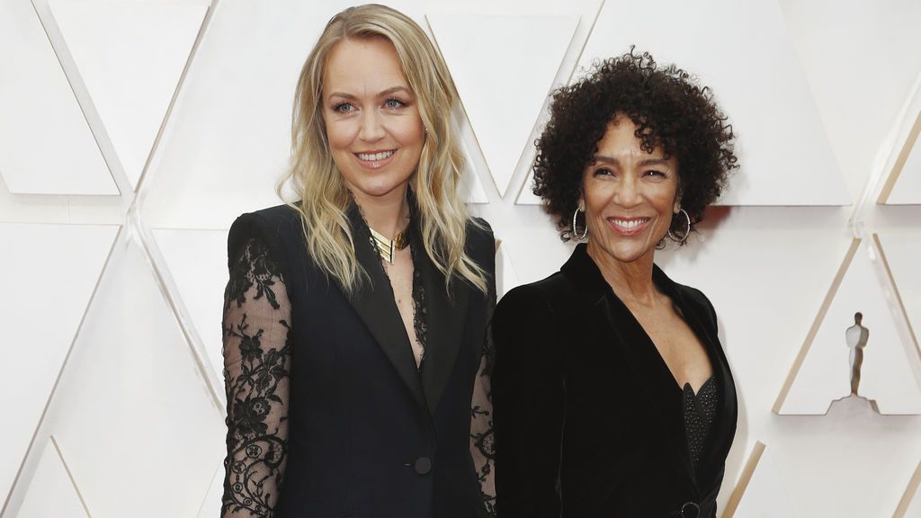 Lynette Howell Taylor y Stephanie Allain posan en la alfombra roja de los Premios Óscar 2020