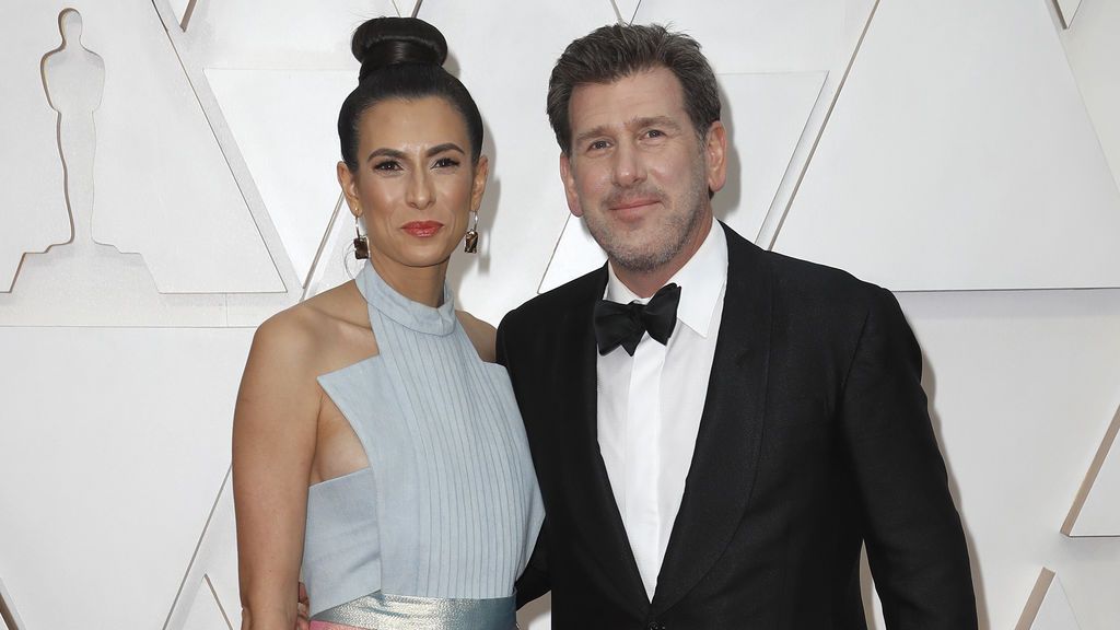 Lawrence Sher y Hema Patel en la alfombra roja de los Premios Óscar 2020