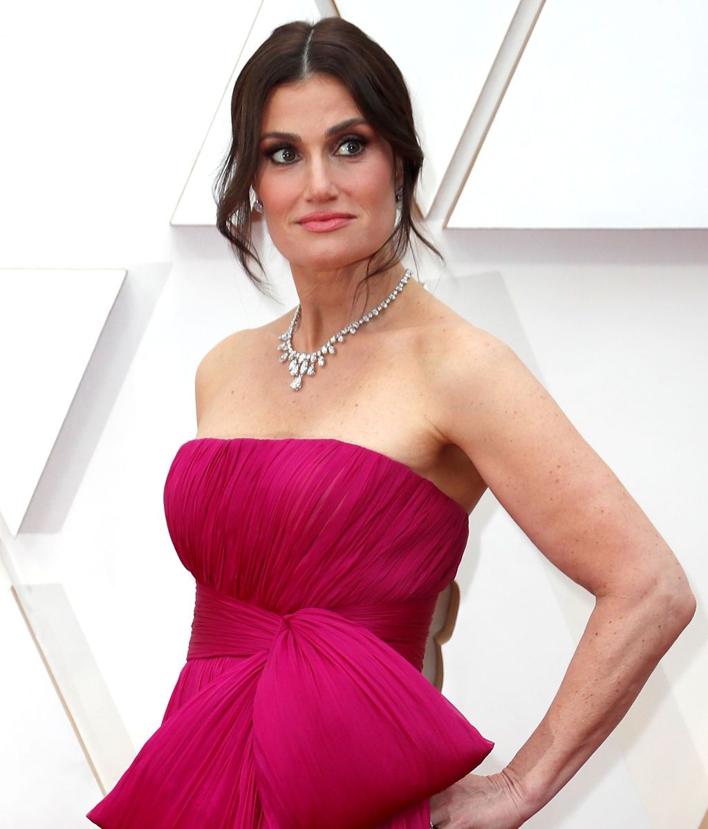 Idina Menzel posa en la alfombra roja de los Premios Óscar 2020