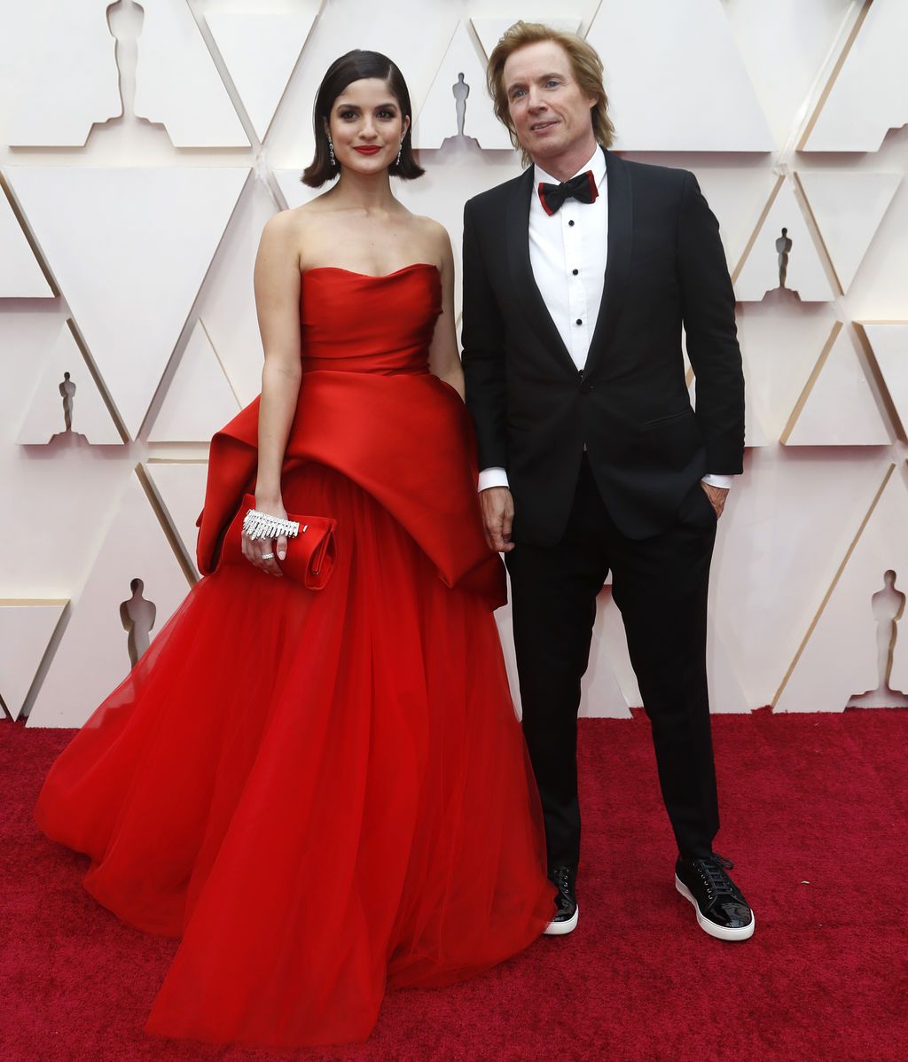 Bryan Buckley y Kiana Madani  posan en la alfombra roja de los Premios Óscar 2020