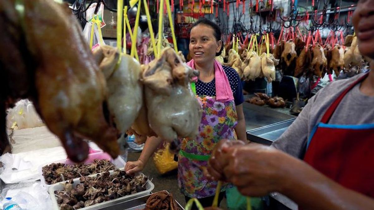 Graban a trabajadores de una empresa en Tailandia limpiando patas de pollo con la boca