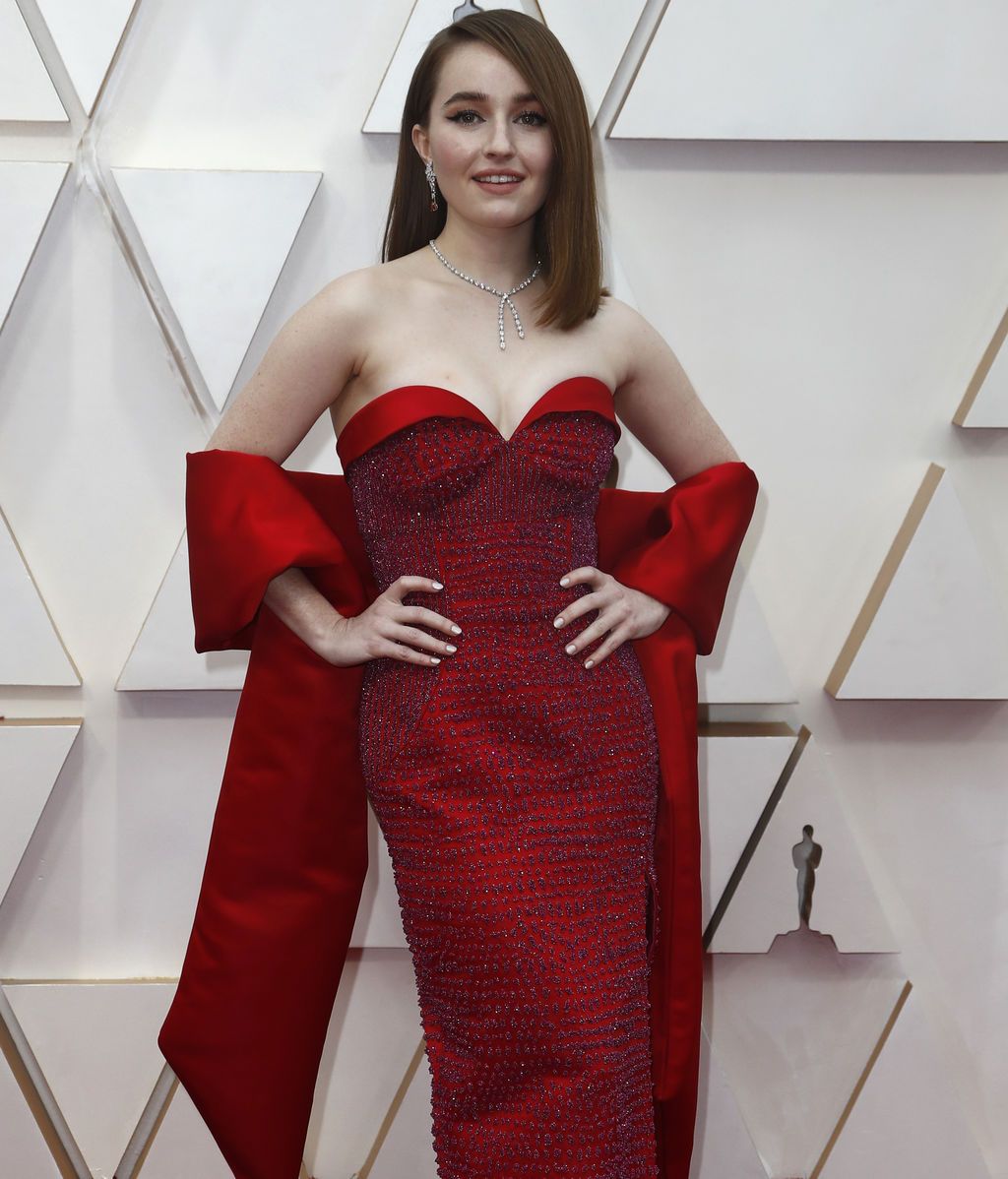 Kaitlin Dever posa en la alfombra roja de los Premios Óscar 2020