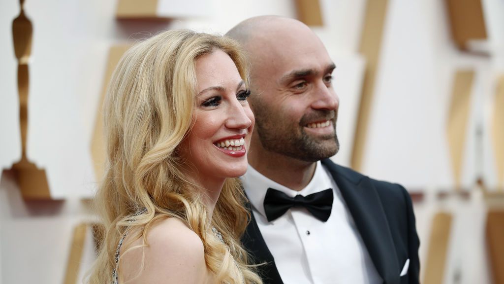 Kelly Ripa y Mark Consuelos posan en la alfombra roja de los Premios Óscar 2020