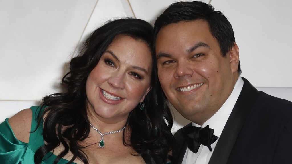 Kristen Anderson-Lopez y Robert Lopez posa en la alfombra roja de los Premios Óscar 2020