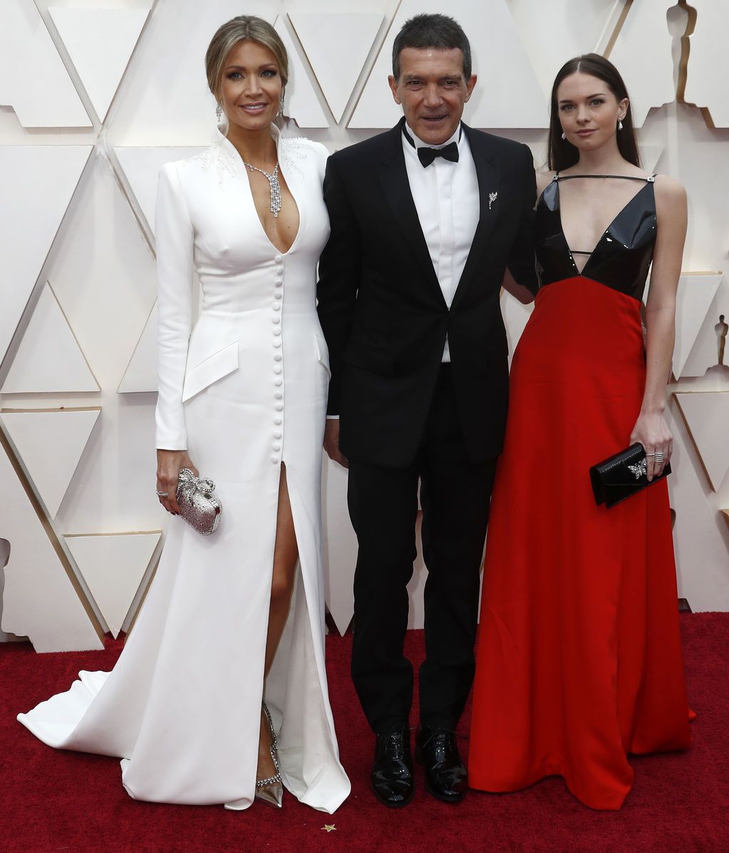 Antonio Banderas, Nicole Kimpel y Stella Banderas posan en la alfombra roja de los Premios Óscar 2020