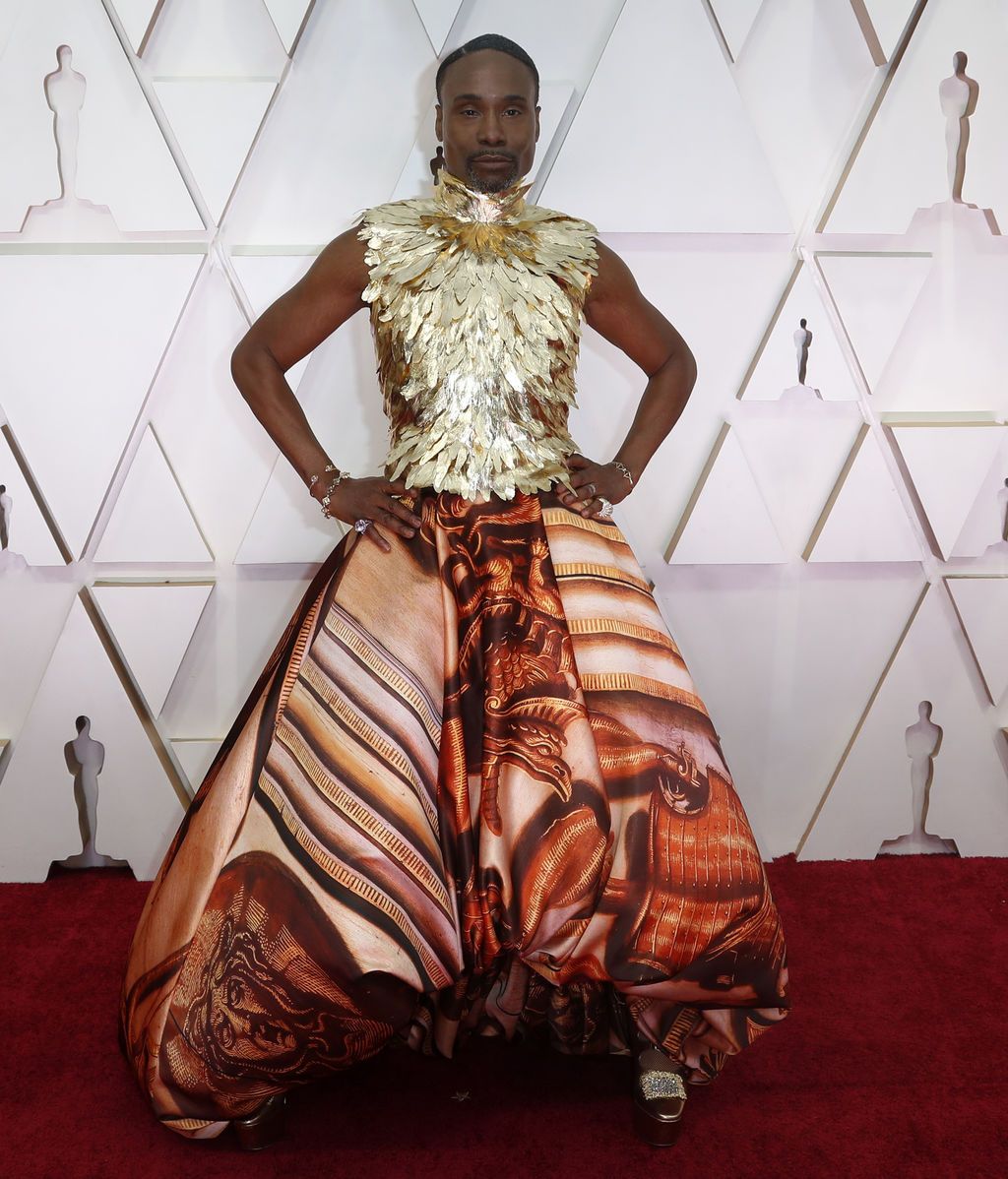 Billy Porter posa en la alfombra roja de los Premios Óscar 2020