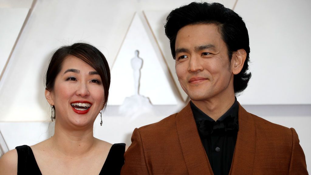 Kerri Higuchi y John Cho posan en la alfombra roja de los Premios Óscar 2020