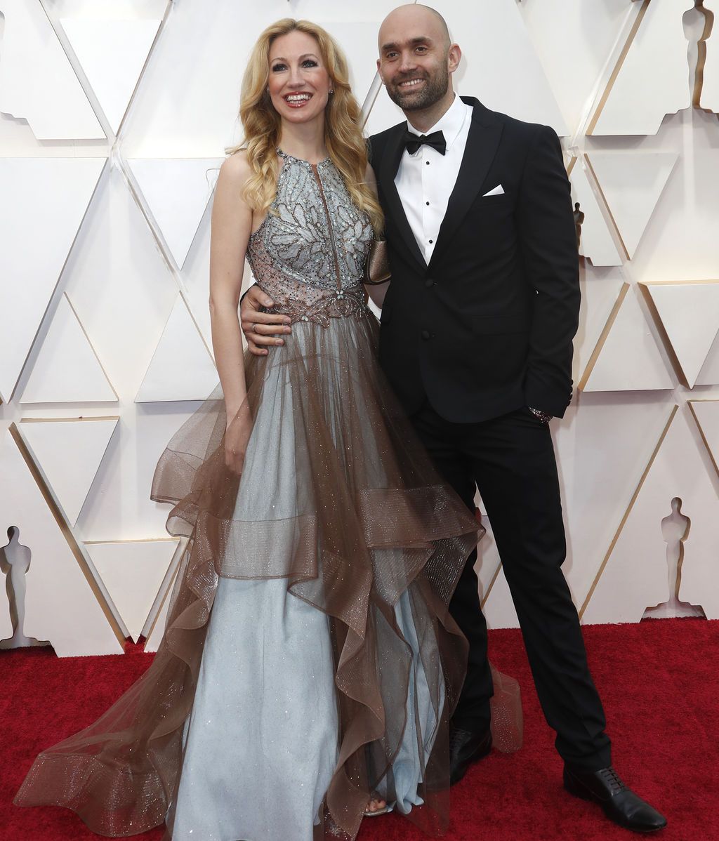 Elliot Newman posa en la alfombra roja de los Premios Óscar 2020