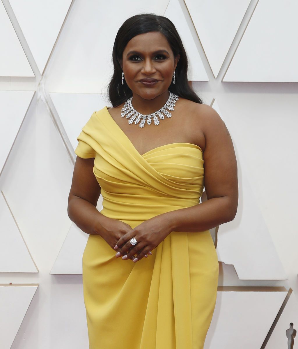 Mindy Kaling posa en la alfombra roja de los Premios Óscar 2020