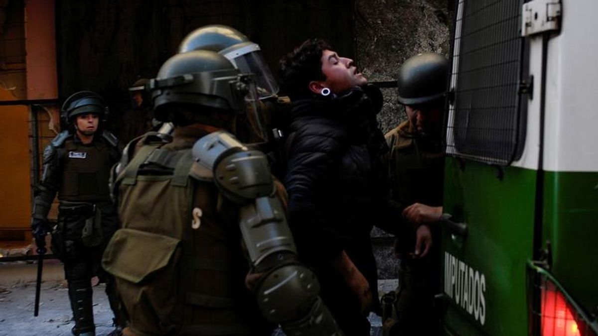 Un tribunal de Chile decreta prisión provisional para cinco carabineros por propinar palizas a jóvenes